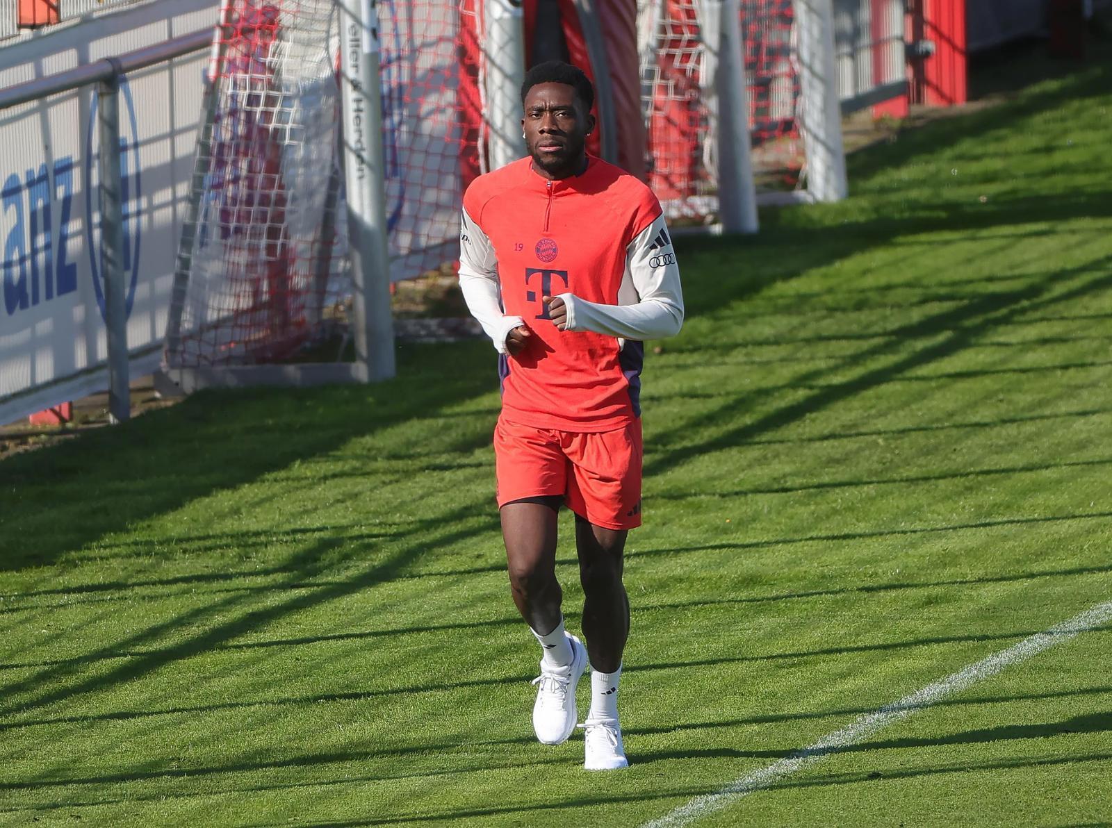 阿方索·戴维斯已经重返赛场，今天完成了20分钟的跑步训练。然而，他的复出不会操之