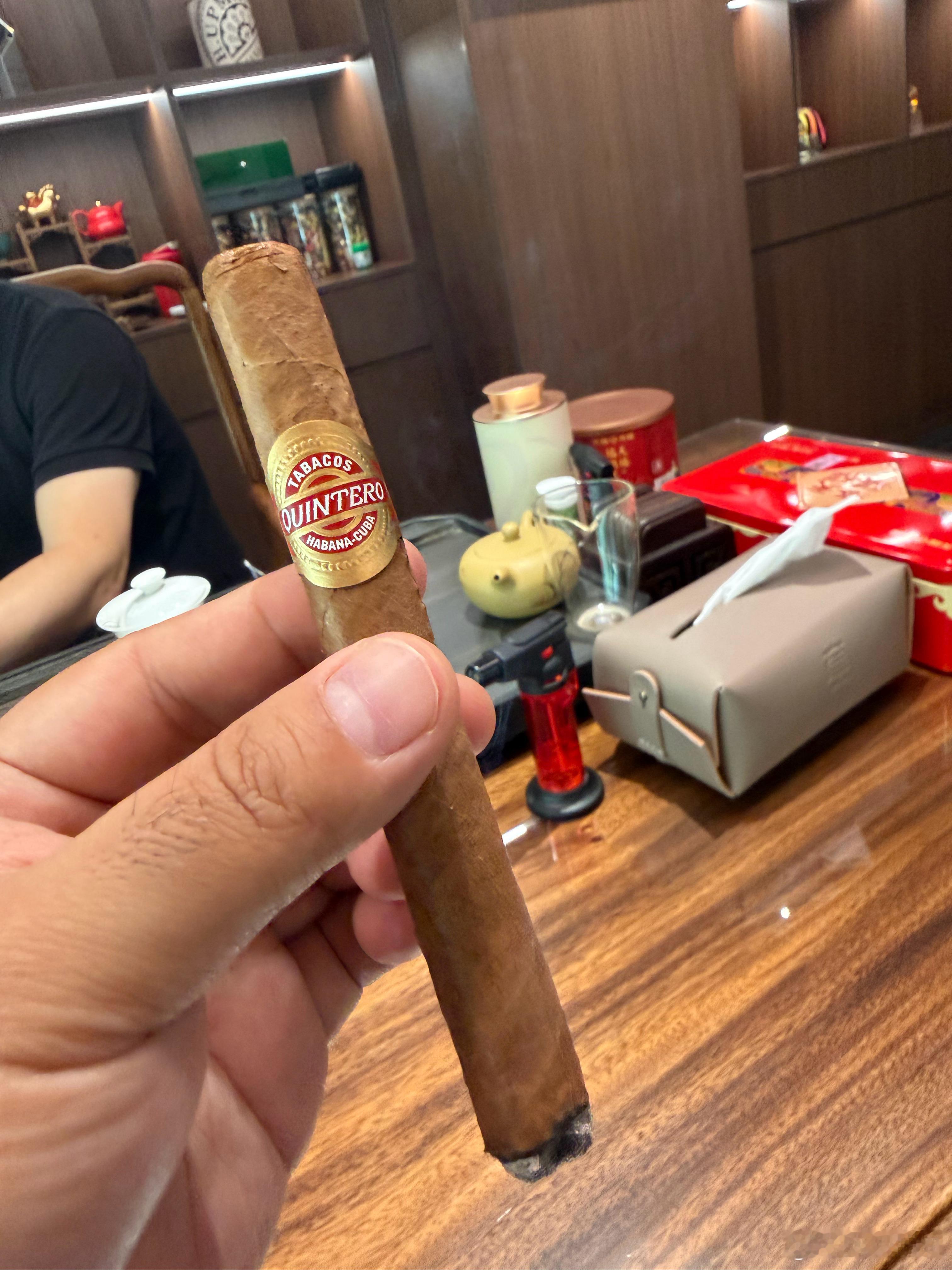 金特罗（君特欧）绝对是口粮茄子的天花板，性价比太高，而且不失古巴雪茄的香味，简直