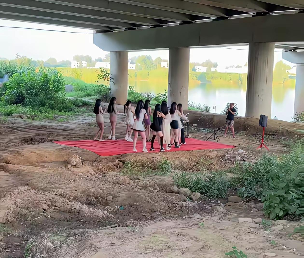 有的人上班是在工地搬砖
有的人上班是在写字楼里敲电脑
有的人上班是在路上送外卖
