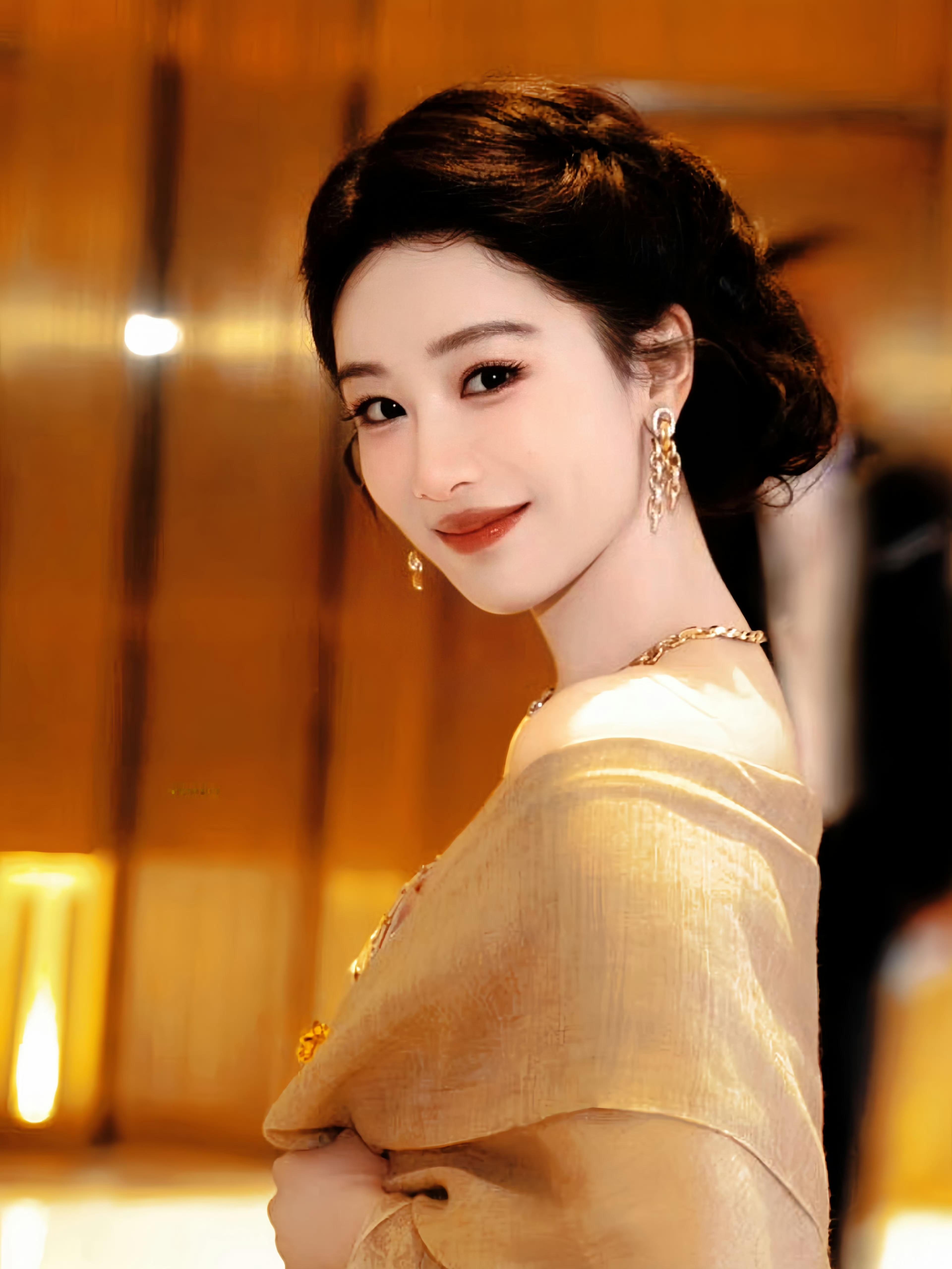 玉兰花开君再来 我将告别黄昏，挣脱藏身的黑暗，向你的光里坠落，董竹君~ 
