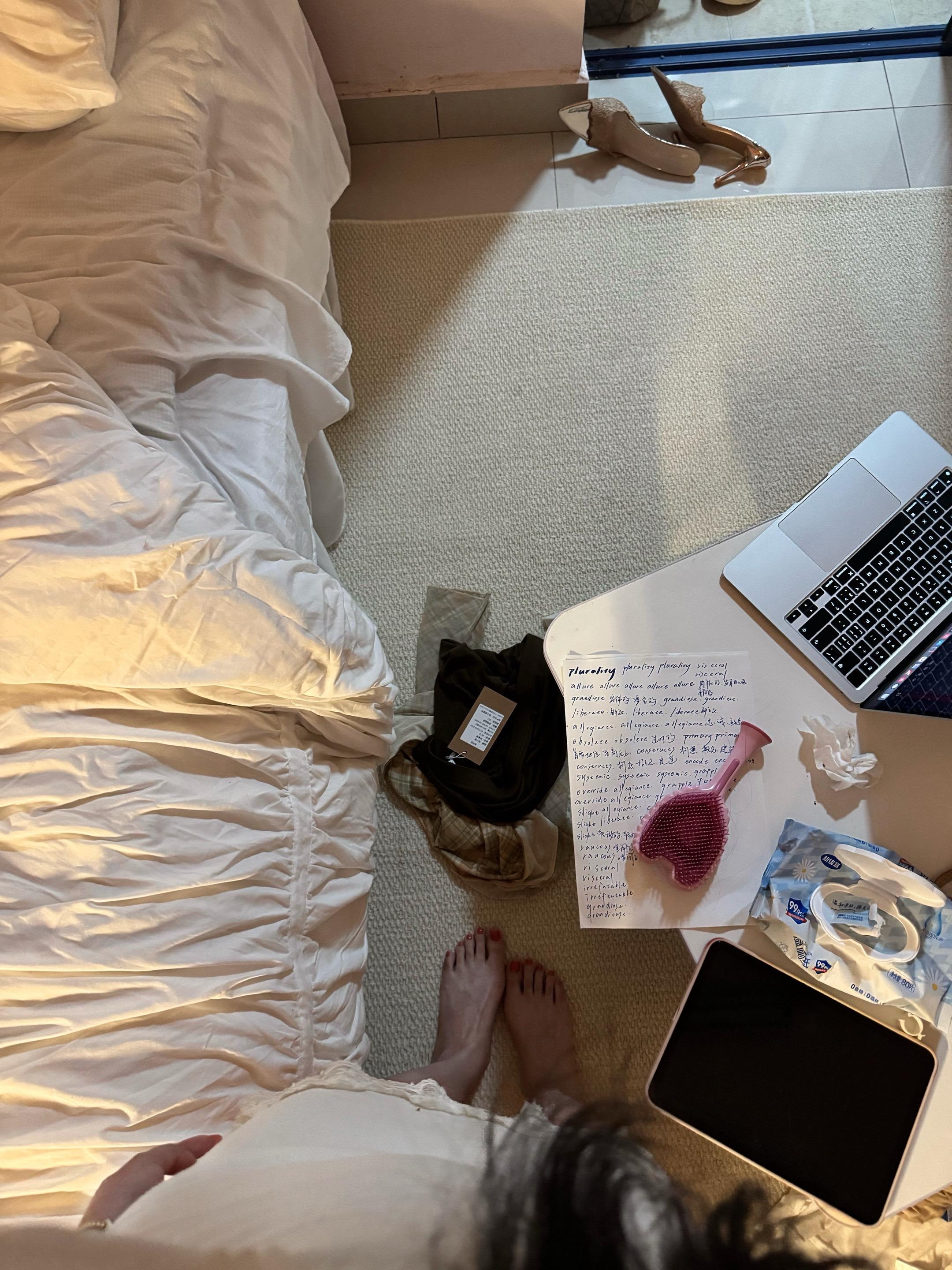 我只想平静的过完这段时间，不想要任何人闯进我的生活里