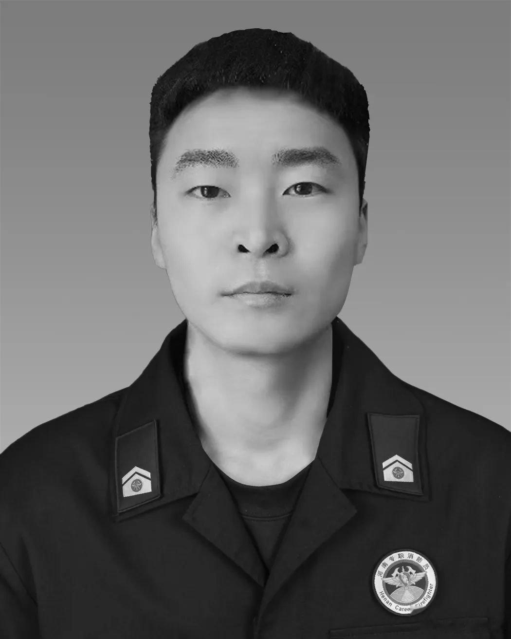 痛心！#休假消防员救起落水男童后不幸牺牲#[泪]#25岁的他牺牲前用尽力气托举落