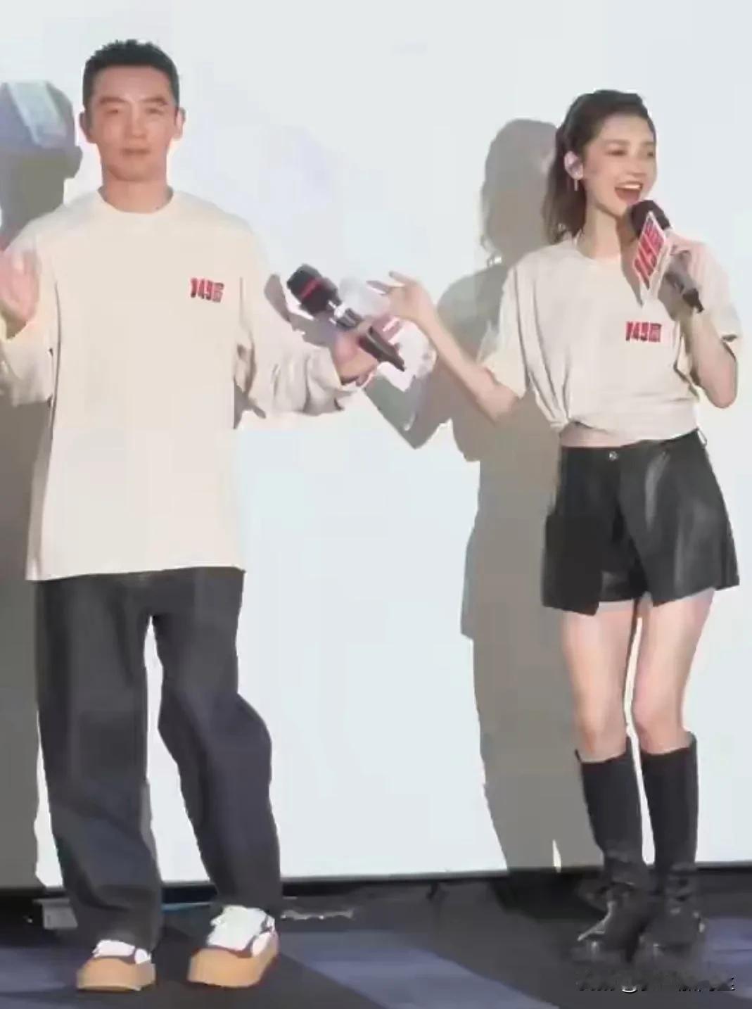 郑恺与妻子苗苗一同登上舞台，他们的舞蹈表演成为了众人关注的焦点。郑恺的转变令人眼