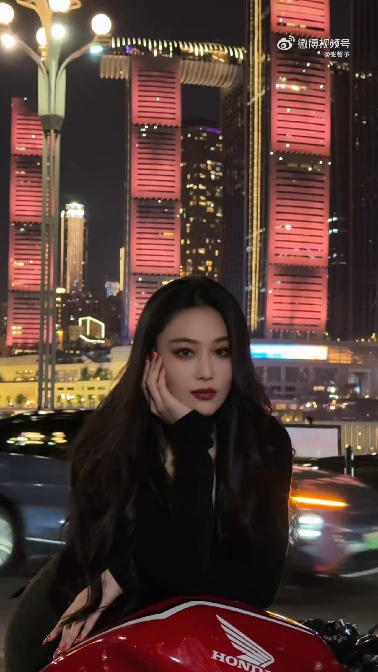 张馨予去重庆拍机车视频了张馨予版机车落地签完成了张馨予机车落地签顺利完成，夜晚重