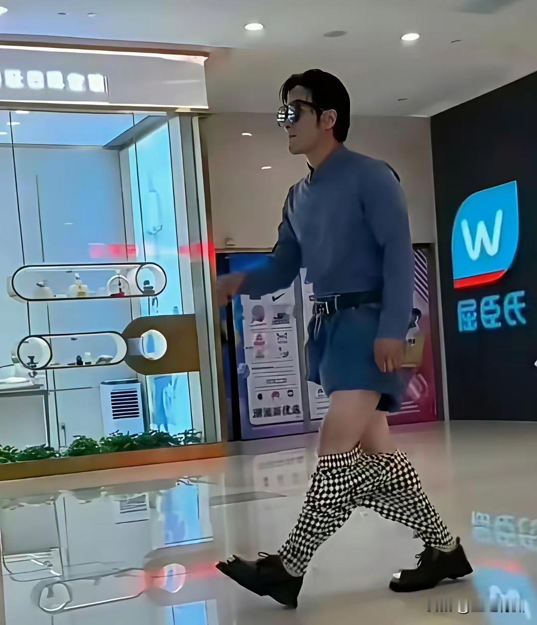 这是叫时尚？还是叫一种病？各种猎奇但也得有底线！公众场合还得规范很多人的行为举止
