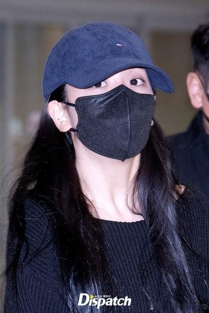 27日，#kimjisoo[超话]# 结束海外日程，经仁川机场返回韩国。 ​​​