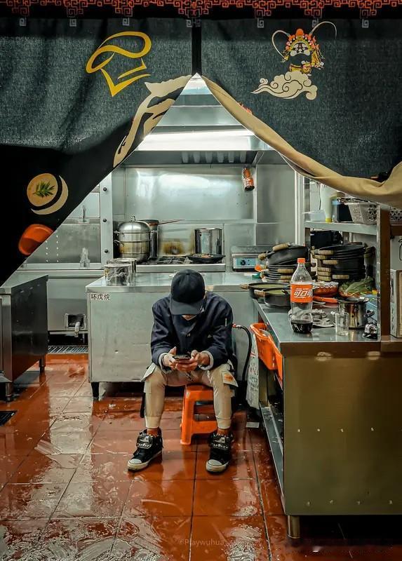 老周这人，有点邪。老周今年五十八，看着跟四十八似的。单位体检，大夫看了他半天病历