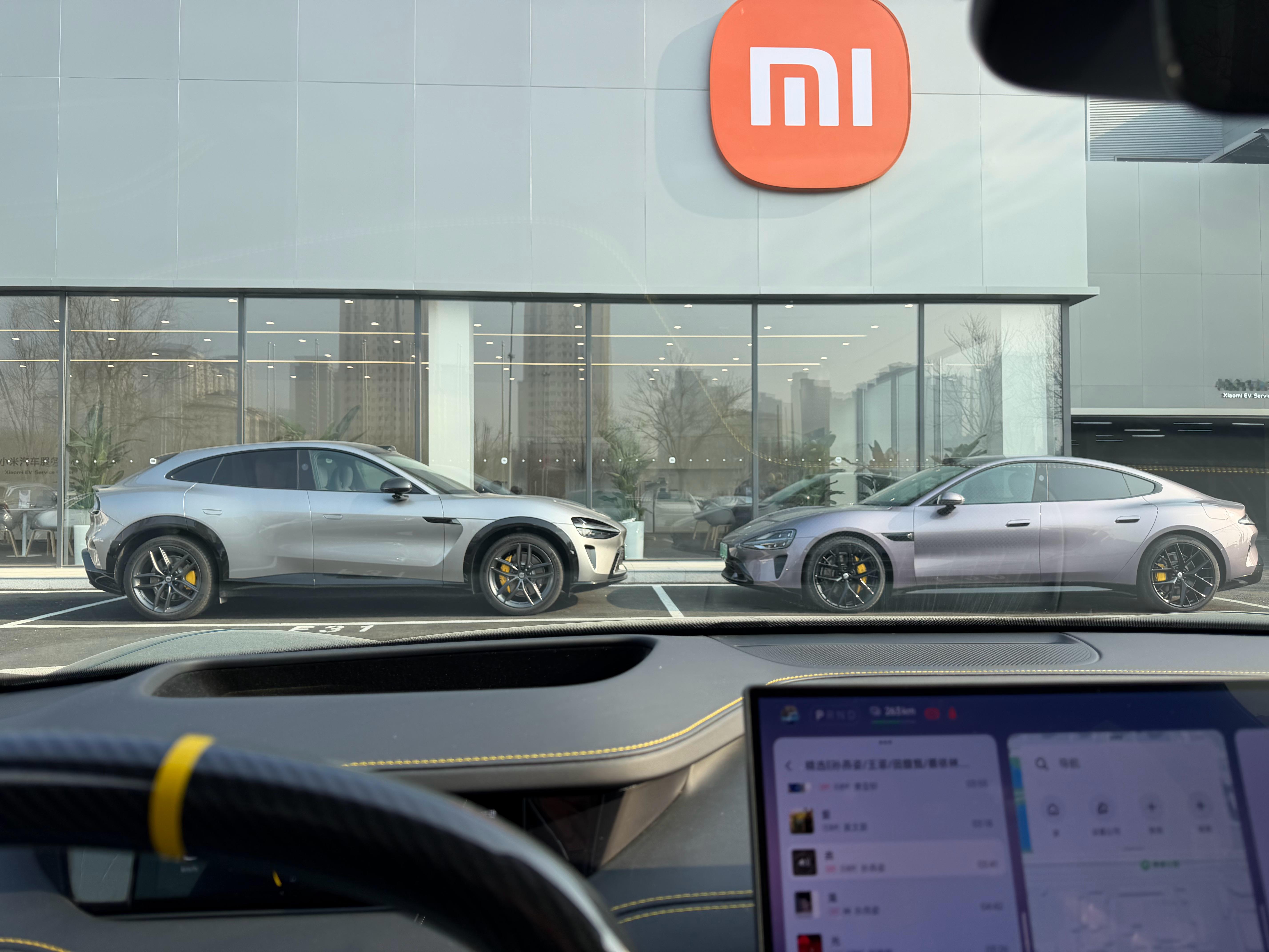 小李飞车 ultra空气悬架出了点小问题来小米检查，看yu7和su7这么对着摆着