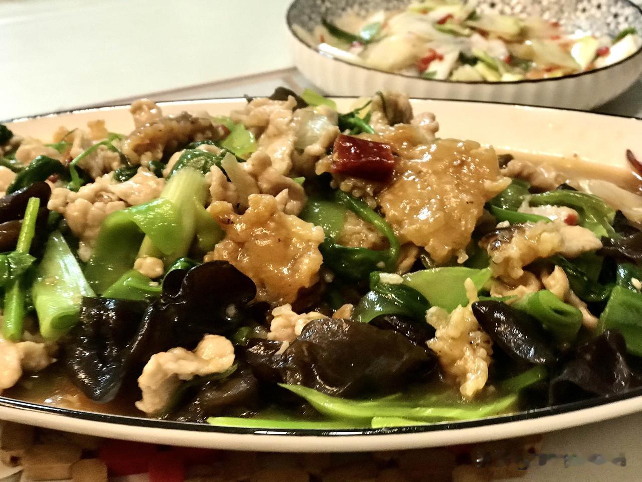 川菜中的锅巴肉片，是一道充满戏剧性的经典菜肴，以其“声、色、味”三绝而闻名。
