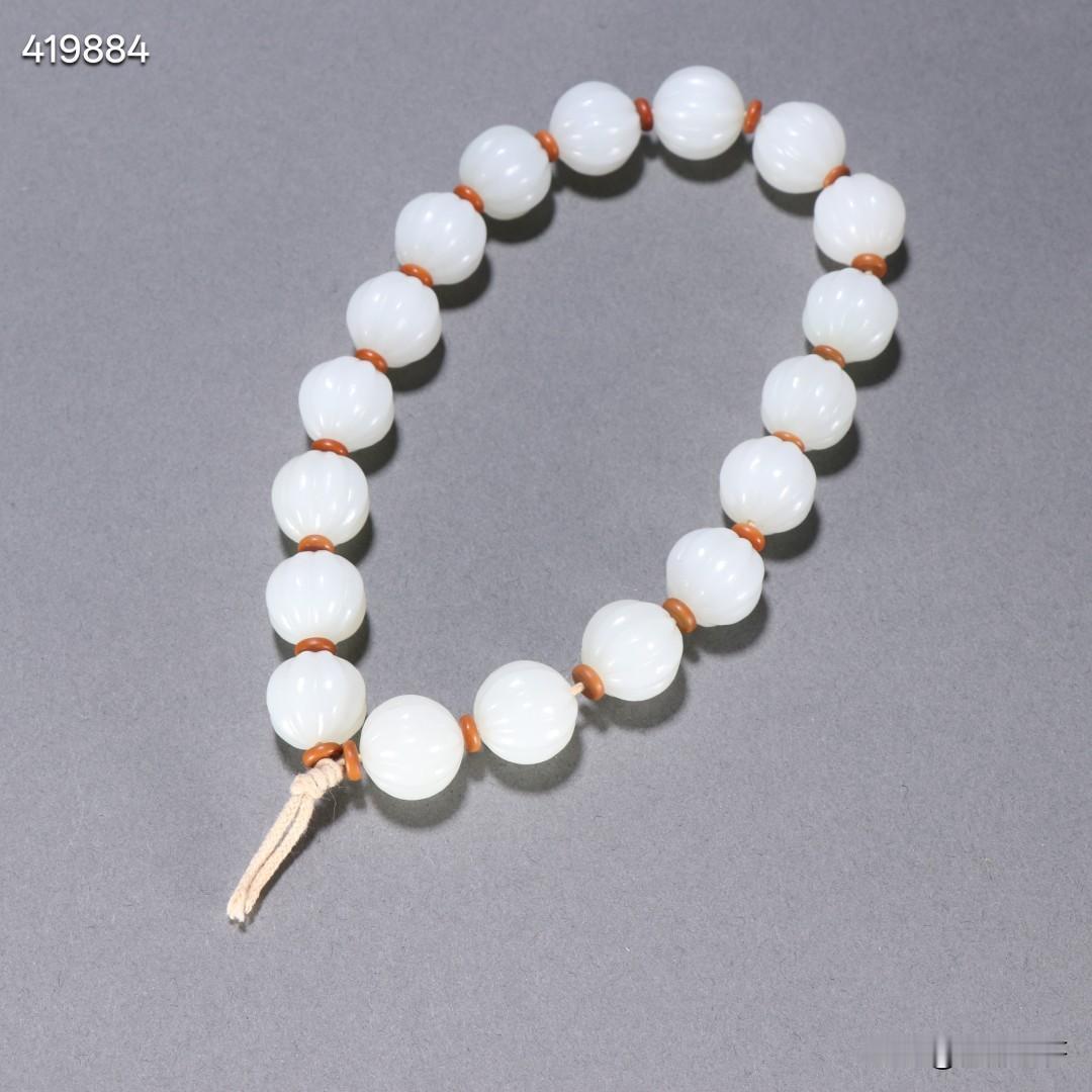 清 和田玉瓜棱十八子手持
规格：珠径1.5cm