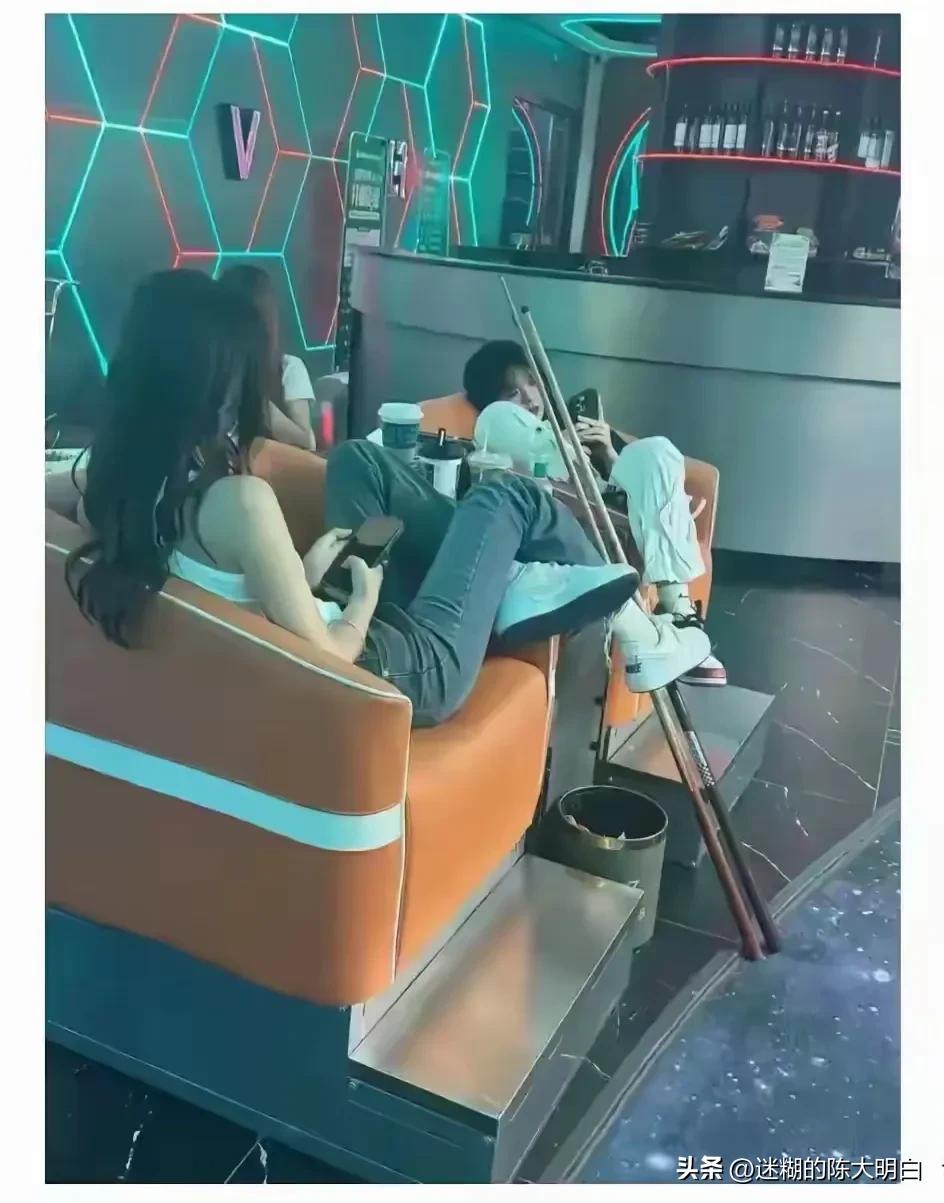 台球女助教有啥用？技术很一般，价格还死贵。唯一的优点，就是长得还算好看。