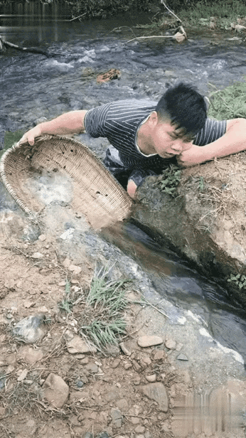 这视频太假了
当网友是傻子么？[灵光一闪]