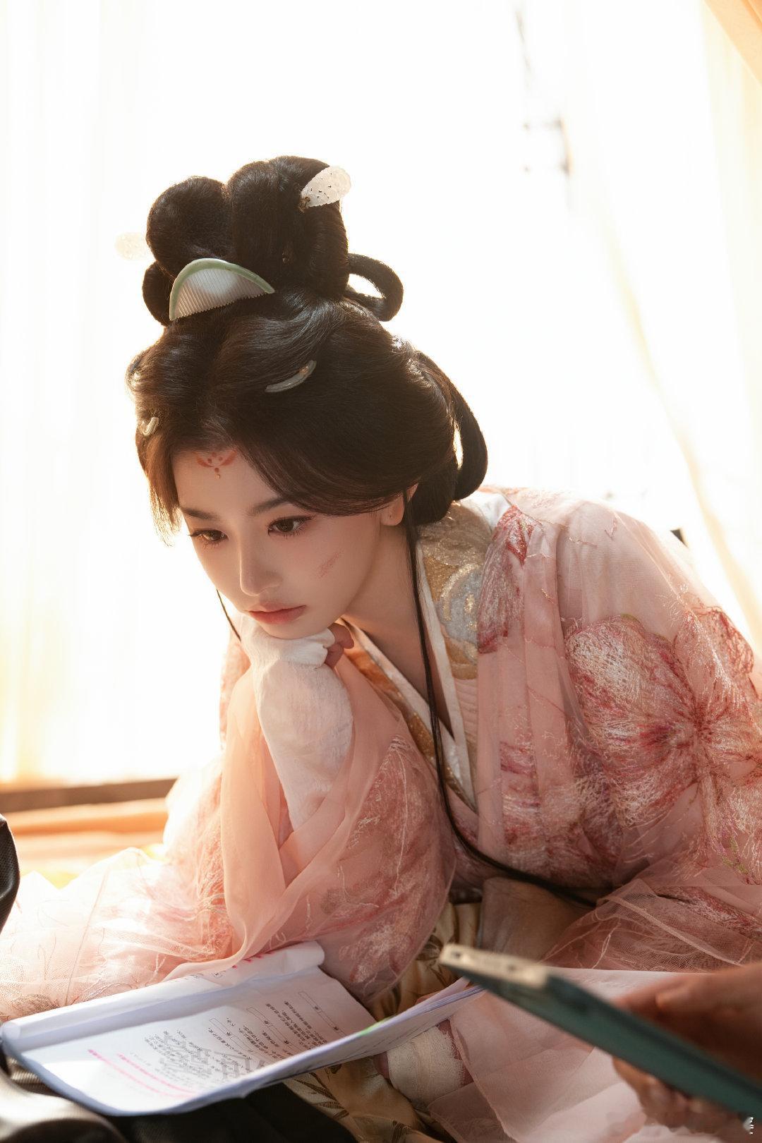孔雪儿孔雪儿去哪儿进修的演技 孔雪儿这次真的把黑莲花演出了新高度！甜妹外表下暗藏