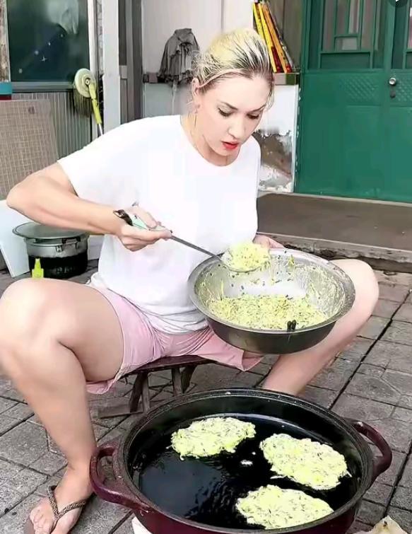 俄罗斯媳妇在中国，第一次烙萝卜丝饼，又脆又香，还挺好吃的，就是样子丑了点。
