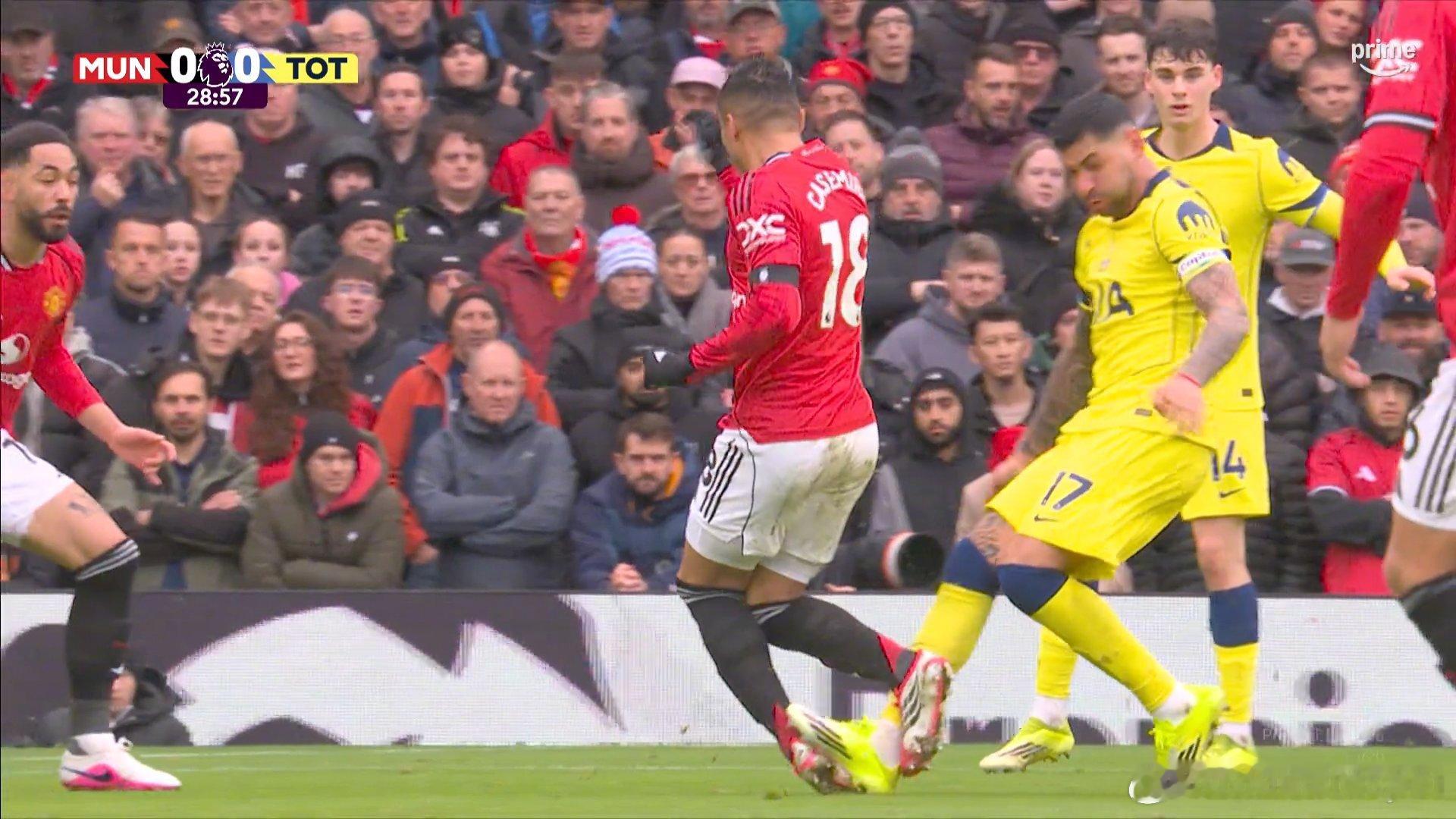 罗梅罗这下是故意的，真的脏。而且他也是惯犯了。慢镜头回放很明显，奥利弗给直红没毛