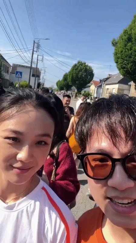 嫁到国外以后，好久没有她的消息了，
再出现主打一个真实。
没有了滤镜，这皮肤依然