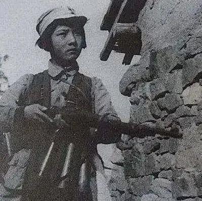 “别打了，我知道，我带你们去…”一名女战士因不堪日寇折磨求饶道。日寇得意洋洋，立