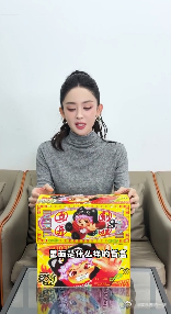 娜扎拆到Wakuku隐藏款 娜扎拆WAKUKU盲盒那画面太温馨啦！拆盒时她坐在沙