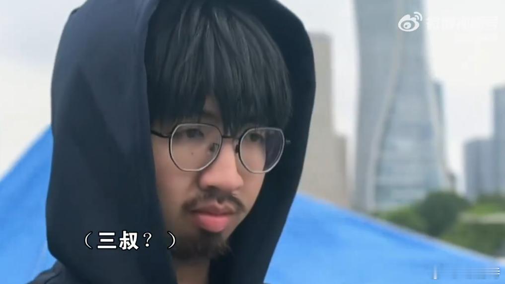张起灵变南派四叔来杭州赴十年之约还收获意外笑点，把南派四叔错认成张起灵，盗版之中