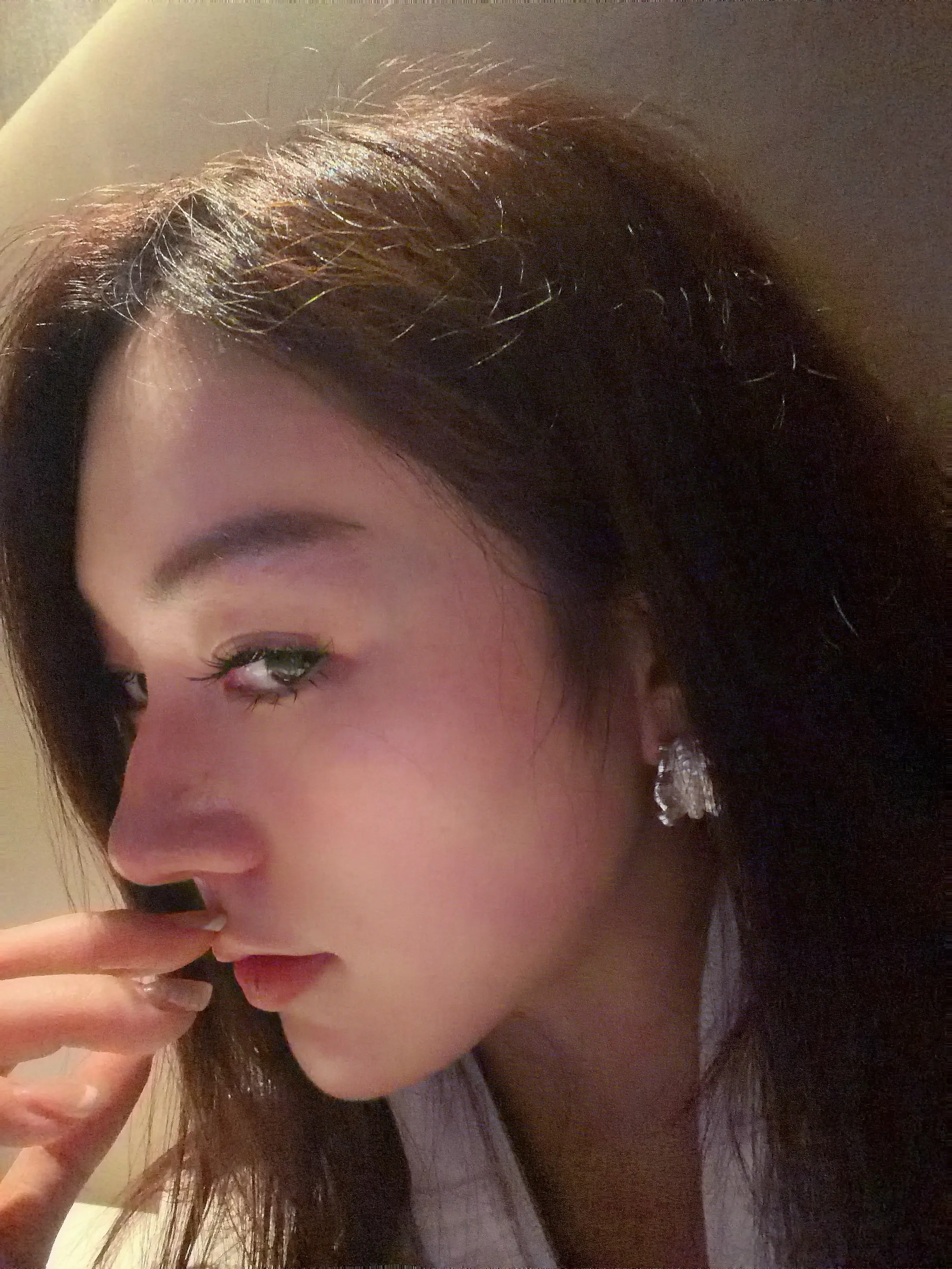 眼泪就这样从我大双眼皮卡姿兰大眼睛涌出来 顺着我直鼻微翘小鼻子 沿着我...