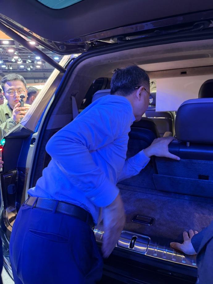 车展上最真实的一幕：零跑朱江明蹲在问界M9后备箱前研究了好久。大佬之间最好的尊重