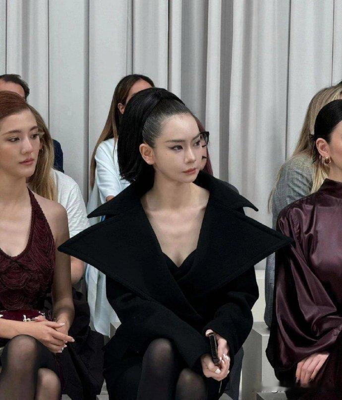 拉皮儿、拉皮儿！
既拉面皮，又拉头皮；
虽然看起来一切似乎都很紧致…
可扯这么紧