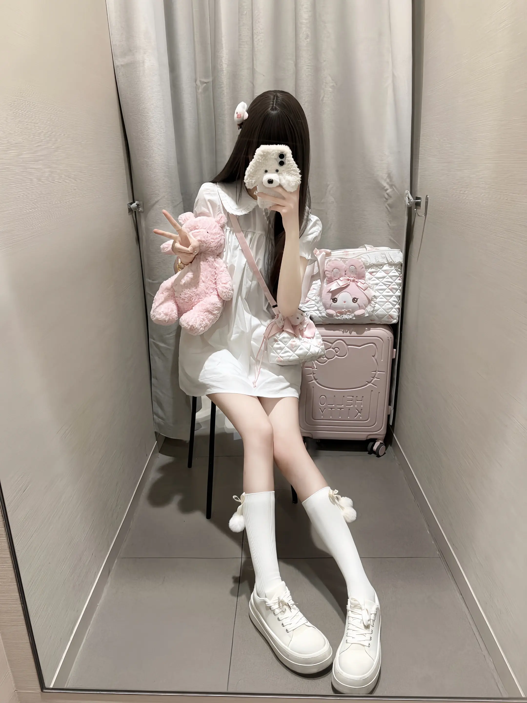 我忘了 你接触的女孩子太多了 我在你眼里不过是一个情窦初开稚气未脱小女孩