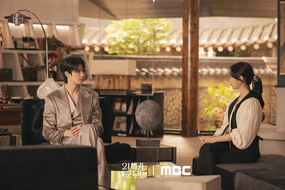 21世纪大君夫人  IU x 边佑锡 『21世纪大君夫人』剧照新闻IU与边佑锡上