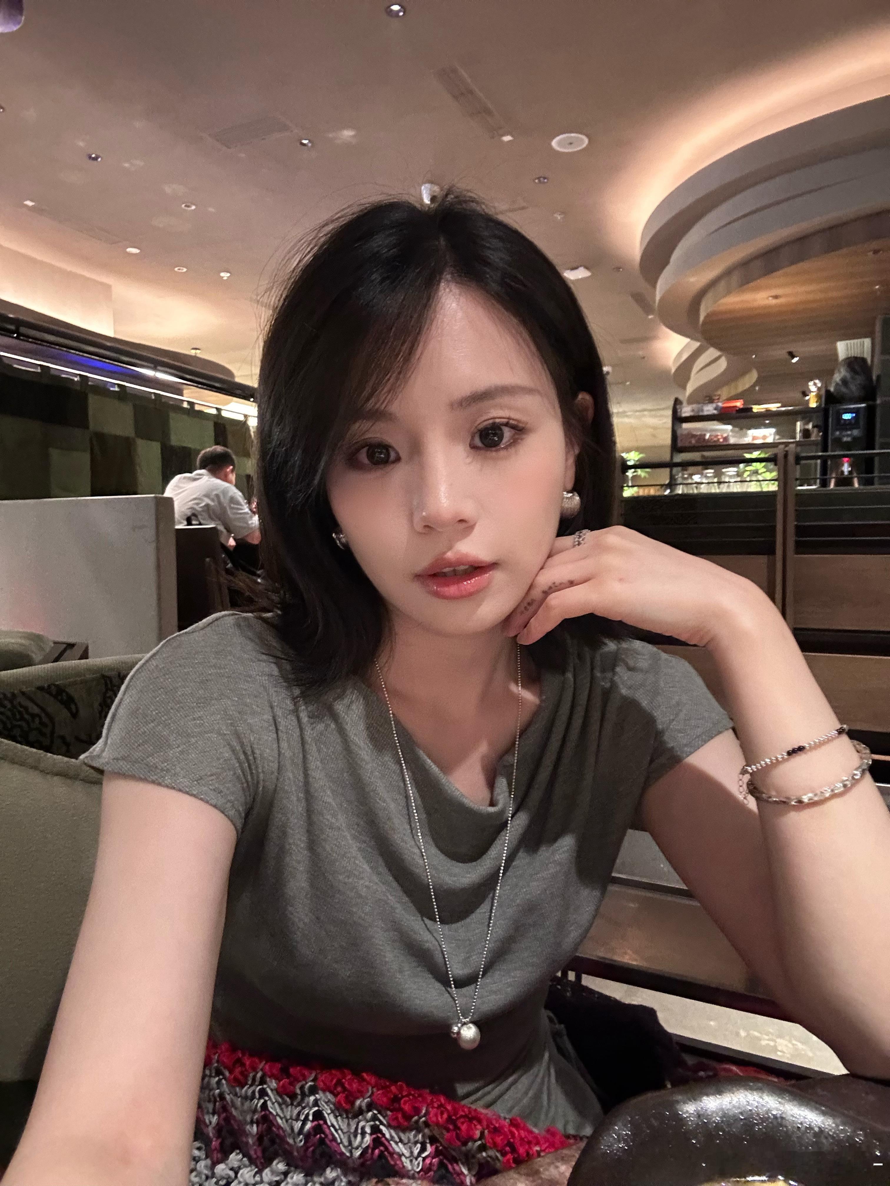 最近搞笑视频发多了怕你们忘记我本来的样子[可爱]这几天出门不知道穿啥就直接穿这套