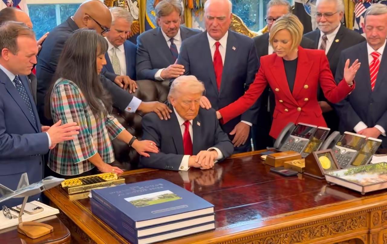 于迷茫与迷失之际，金毛选择了迷信。
在作战与作死之间，金毛选择了作法。
在军师与