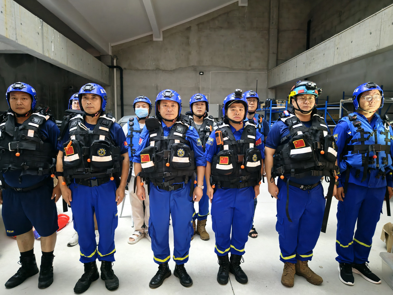 浙江宁波为每位奋战防台一线的志愿者提供专属保险 台风“巴威”步步逼近，宁波万千“