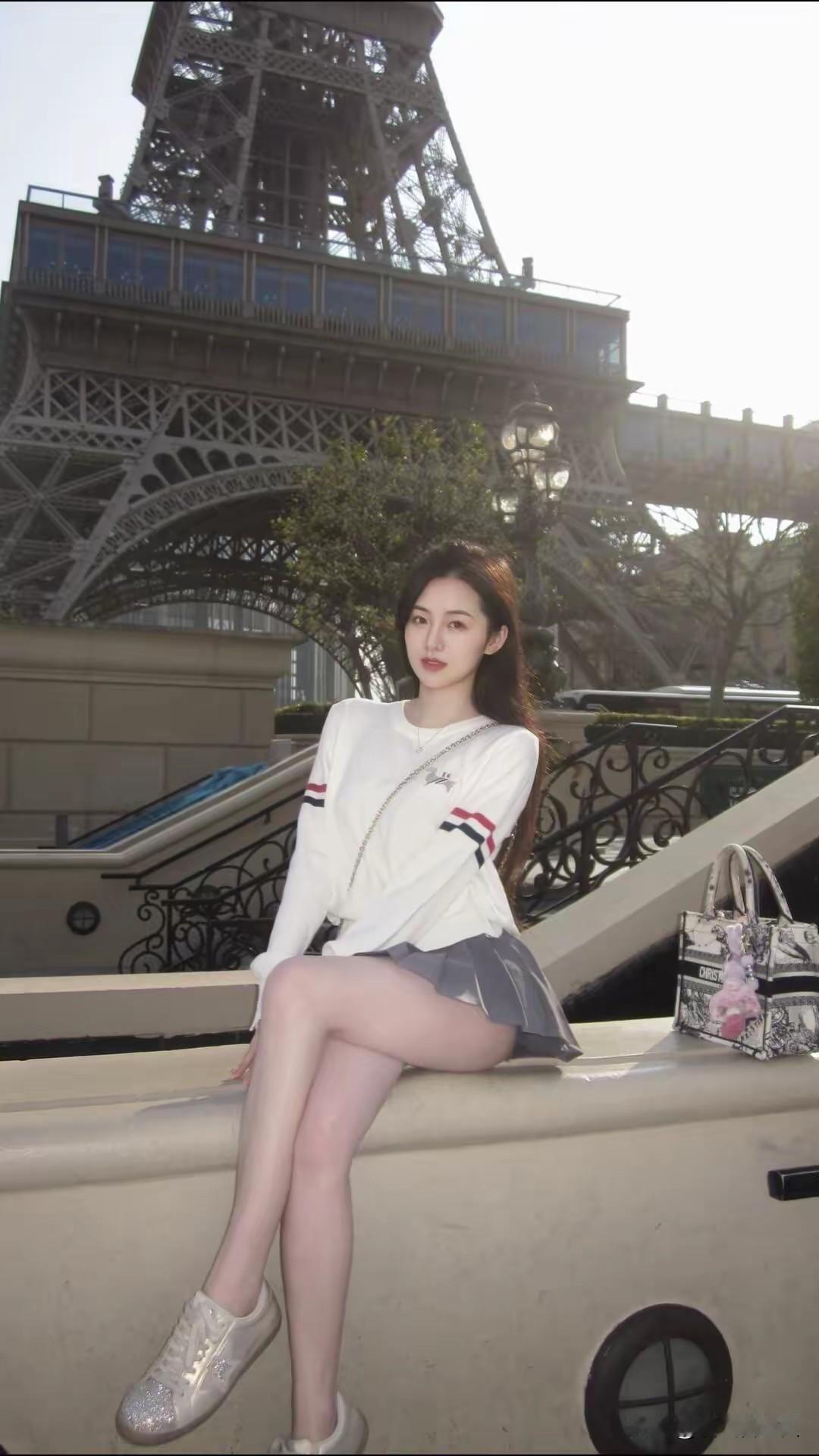 女孩住在铁塔前，风景美如画！铁塔风光 巴黎街景写真 铁塔飒美写真 摇椅上的女人 