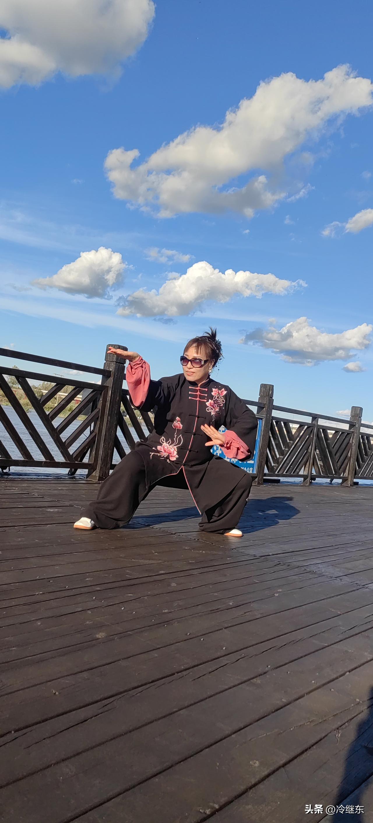 翠袖蓝桥
弓步亮掌托彩云，
英眉凤目炯有神。
浩瀚长空悠悠处，
请续句……
（身