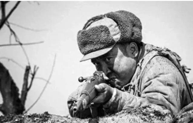 在1951年的春天，朝鲜半岛的山川间弥漫着硝烟。这不仅是一场国与国之间的冲突，更