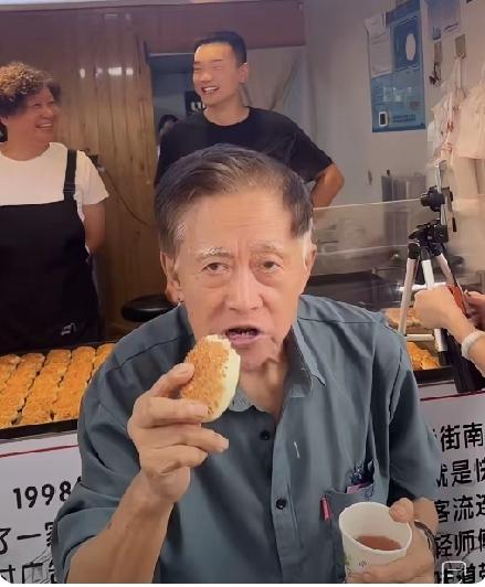 有网友说，上海建工爷叔整天骗吃骗喝，胡说八道，给上海人抹黑，这样的人不配当“网红