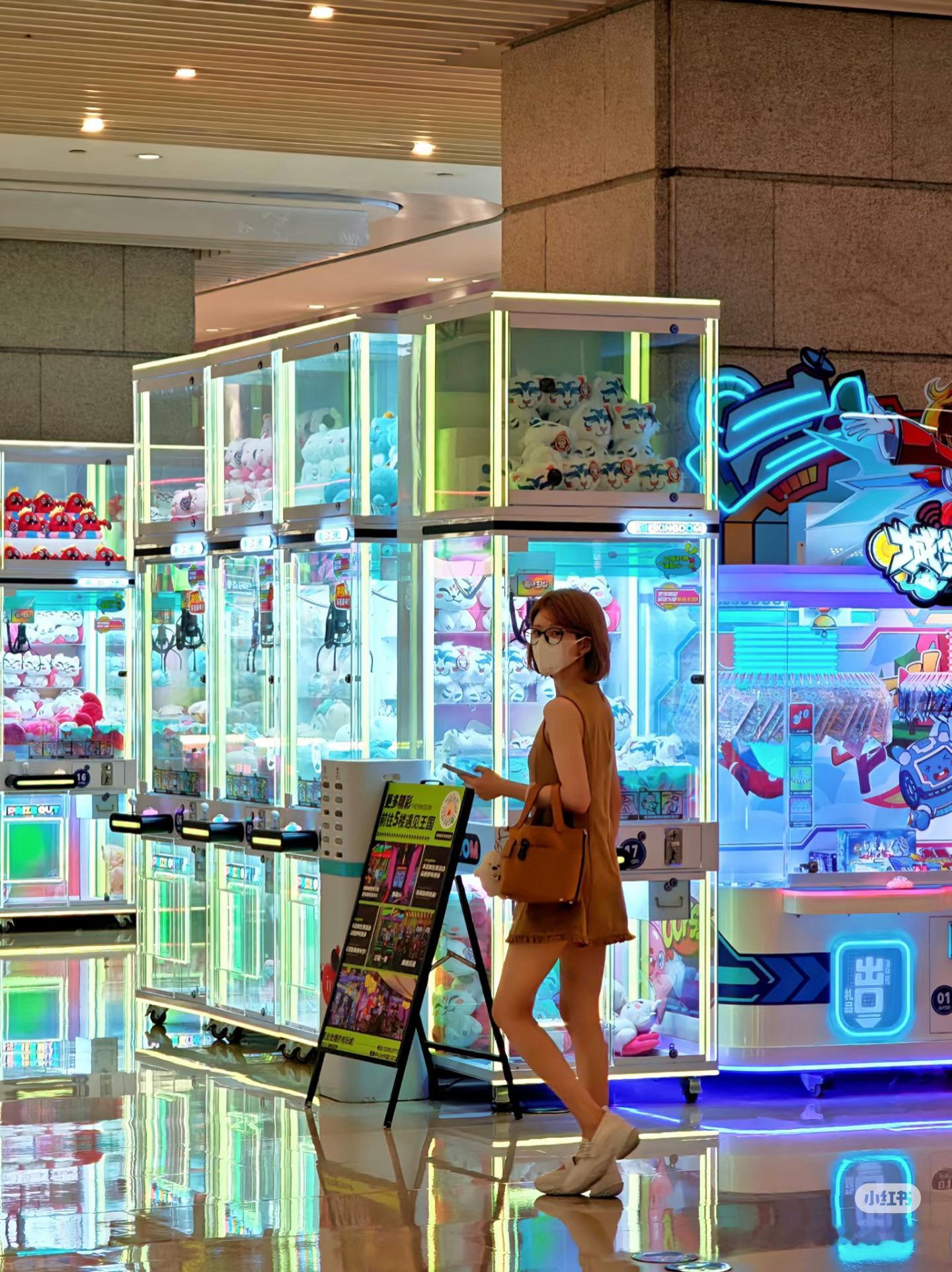赵露思逛商场被路人偶遇，蛮漂亮的 ​​​