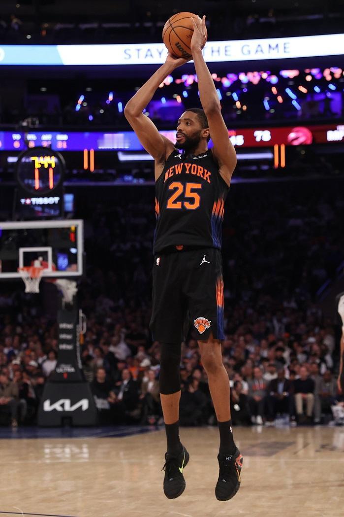 布里奇斯连续征战NBA场次达到638场
 
13日消息，NBA13日迎来常规赛的