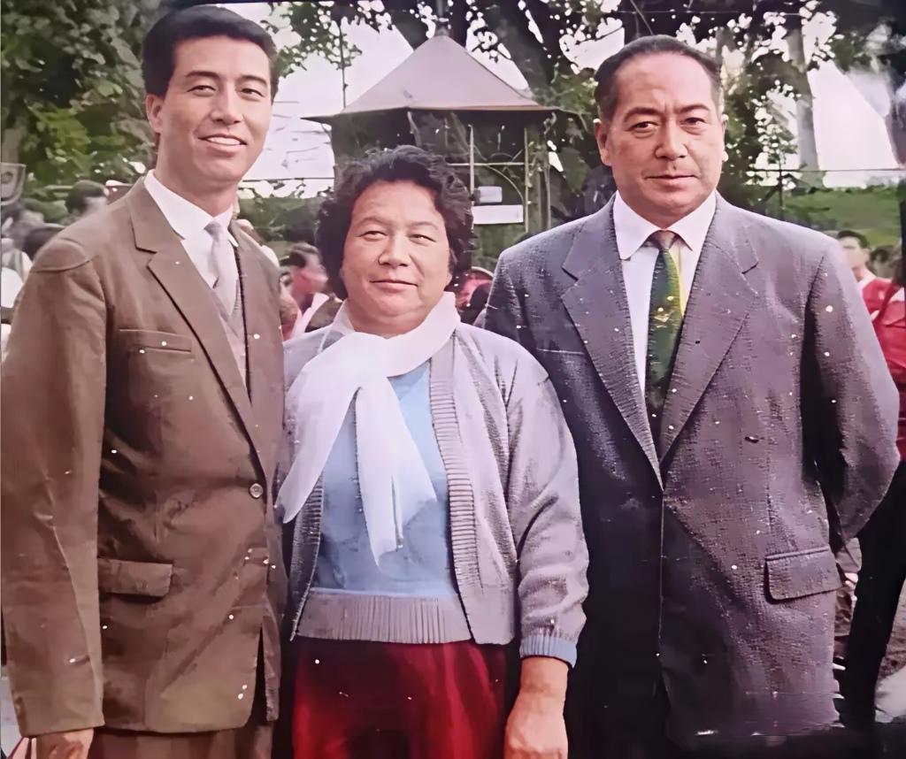 1964年，时任中国驻越南大使朱其文（右一）偕夫人张士霞（中），于河内热情接待了