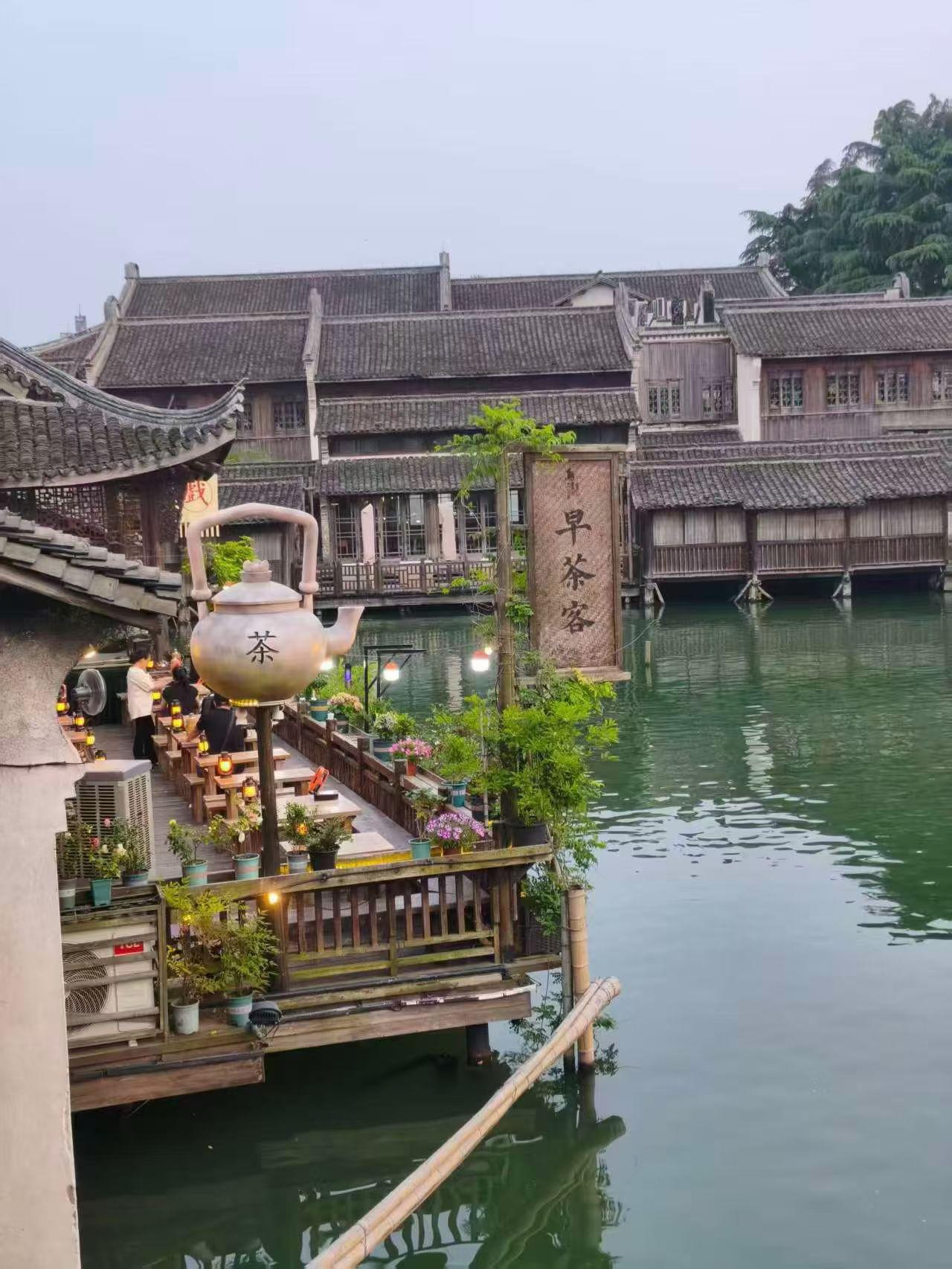 江南水乡枕水人家太美了。水乡泛舟照 [赞][赞]