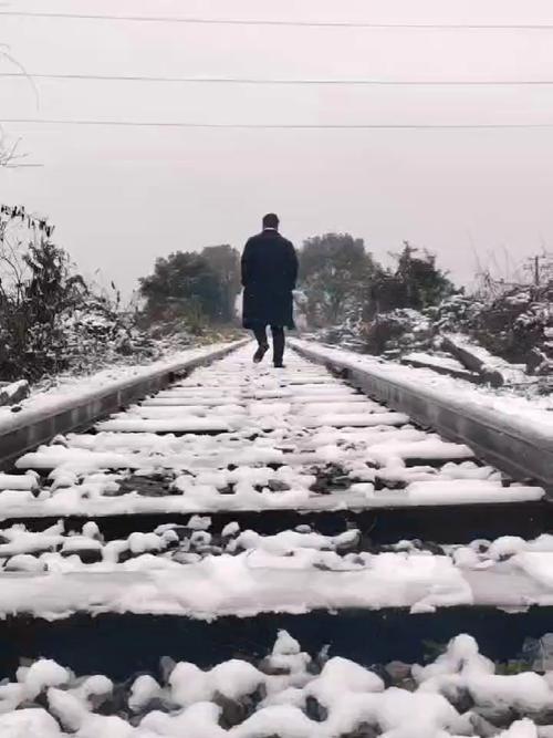 我感觉自己快被周围的世界给遗忘了。

这种察觉，是从手机可怕的安静开始的。昨天充