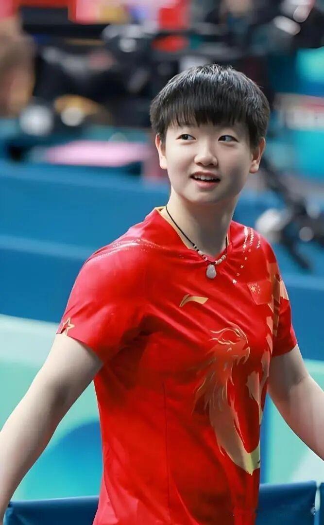 高强度的赛程像一台永不停歇的机器，磨损着哪怕是最顶尖的身体。 她的身份也变了，从