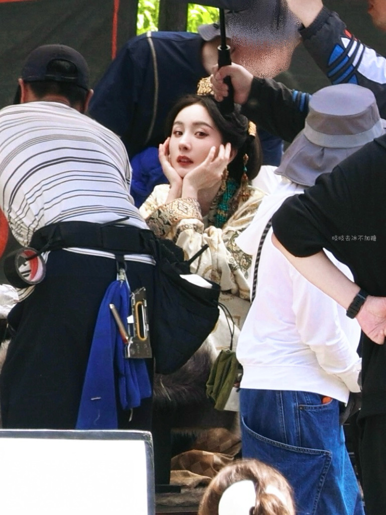 杨幂脸被蒸汽眼罩烫伤了希望大家下次用蒸汽眼罩都要小心一点，来看看下图的萌宝