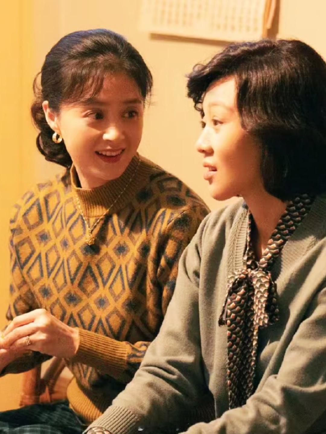 看《小巷人家》最直观的感受就是： 一个院子里的两个女人截然不同的人生 黄玲一生省