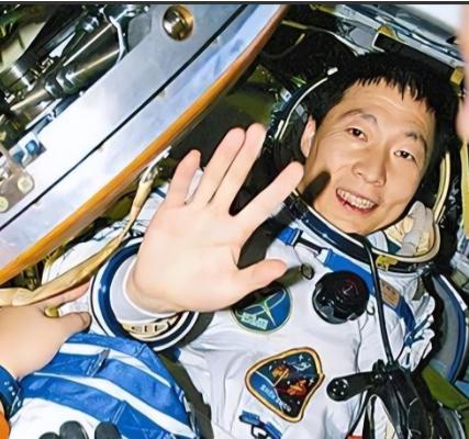 杨利伟为什么后来再也没有登天？其实，他能够活着回到地球就已经是万幸，在他攀登太空