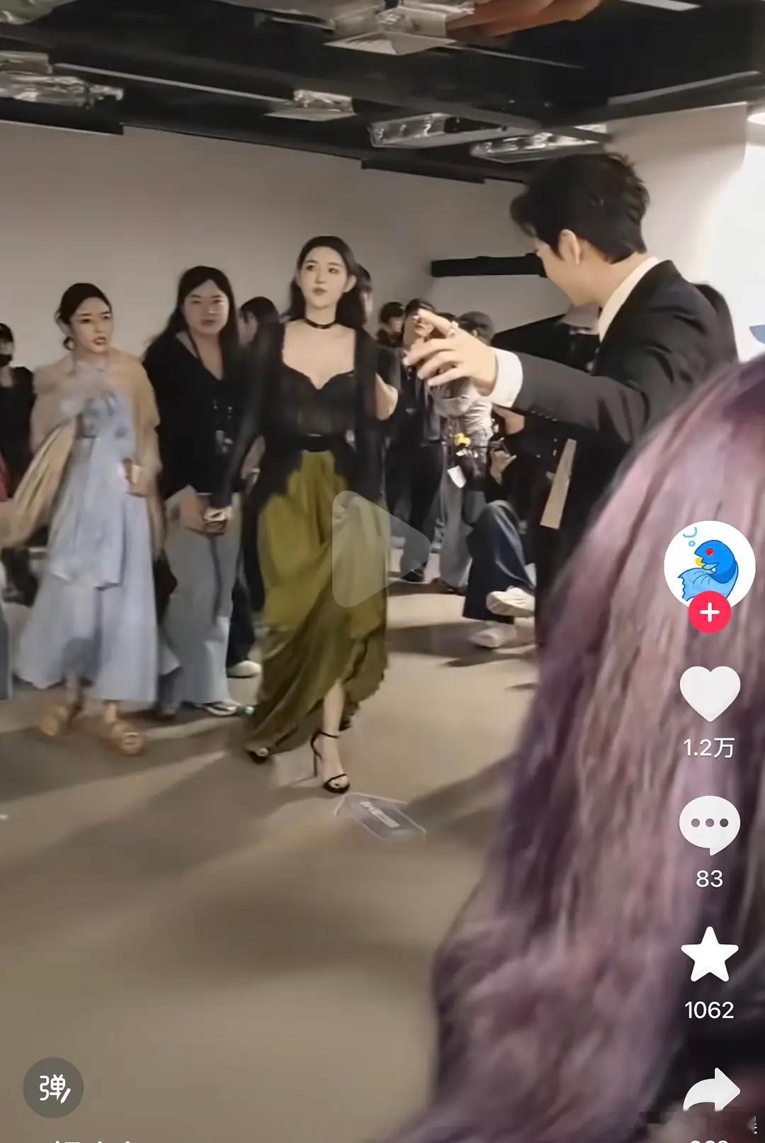 王玉雯和多个女星同框都能赢，不止看脸还是得身材高挑 