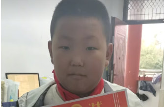 教师节男孩端来一碗自己炒的土豆丝，老师尝完发了一张奖状 ​​​
