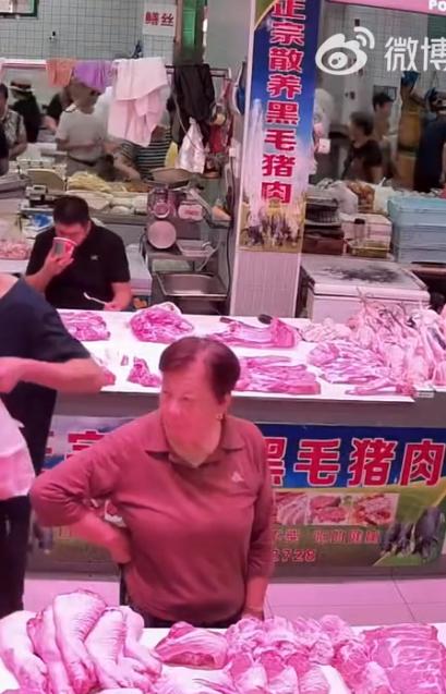 注意看，肉摊前老太的表演，偷肉的演技一流。事发上海青浦码头街菜市场，老太假装要买
