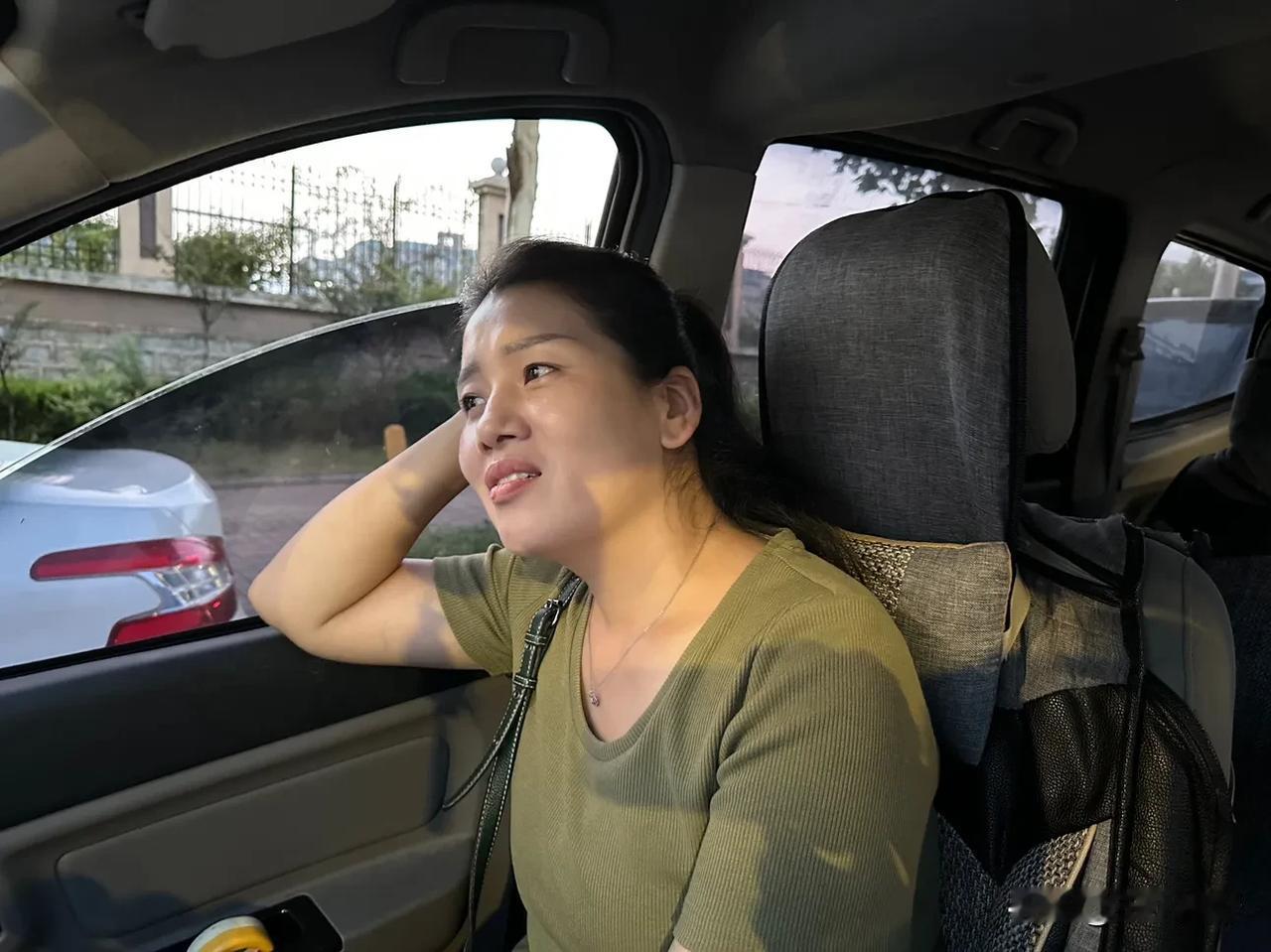 这个人又被老师请喝茶了，6点半开喝，龙井？普洱？大红袍？爱啥啥吧，都一个味儿，苦