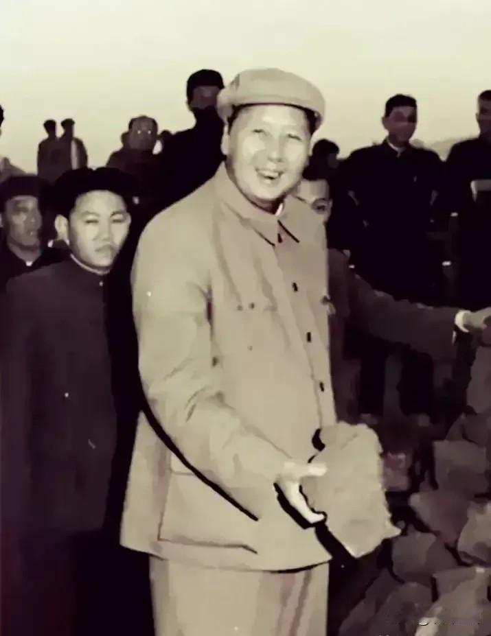 世界以痛吻我，要我报之以歌！！！老人家经历了残酷的战争疾苦，见证了无数个家庭家破