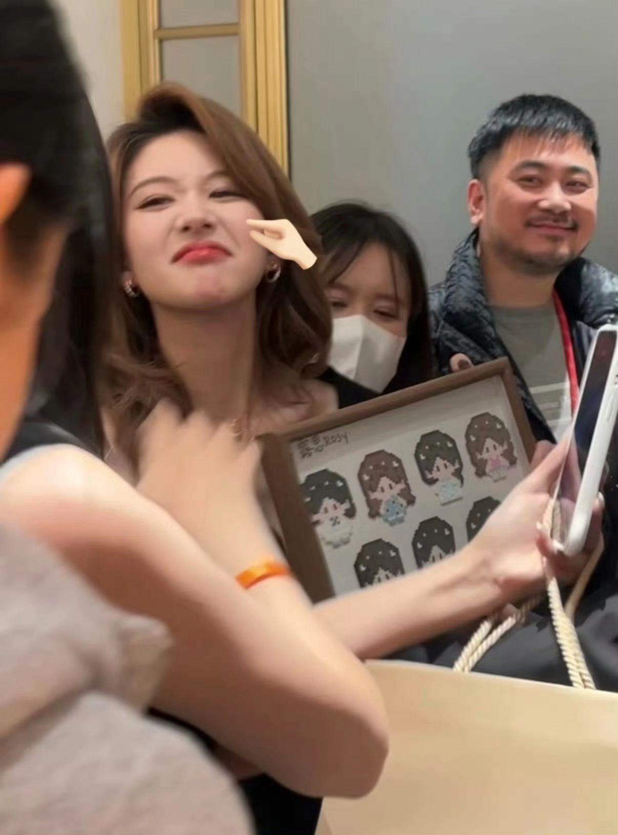 这谁顶得住啊。只有你会这样对我们撒娇！近期稀有撒娇小露路透图一张～素材在主业裙！